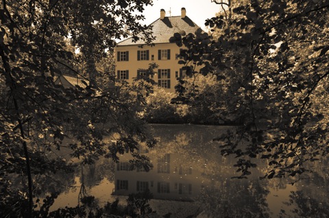 sisi_schloss_2011-07-16_02Bild: Am Sisi-Schloss in Unterwittelsbach bei Aichach.