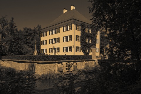 Bild: Am Sisi-Schloss in Unterwittelsbach bei Aichach.