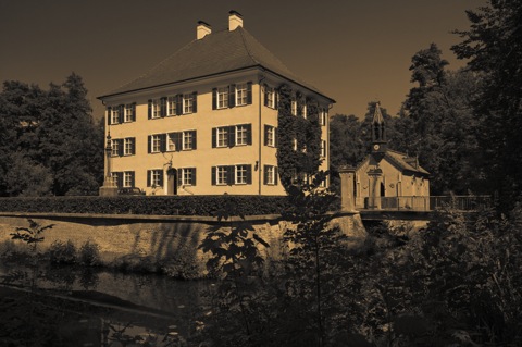 Bild: Am Sisi-Schloss in Unterwittelsbach bei Aichach.