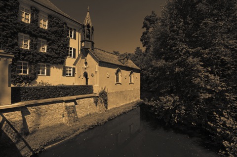 Bild: Am Sisi-Schloss in Unterwittelsbach bei Aichach.