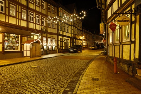 Bild: Unterwegs bei Nacht in der historischen Fachwerkstadt Stolberg im Harz. NIKON D700 mit Objektiv CARL ZEISS Distagon T* 2,8/25 ZF.