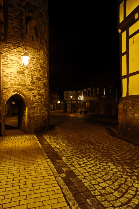 Bild: Unterwegs bei Nacht in der historischen Fachwerkstadt Stolberg im Harz. NIKON D700 mit Objektiv CARL ZEISS Distagon T* 2,8/25 ZF.