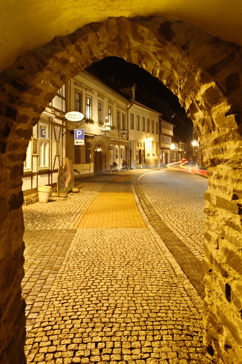 Bild: Unterwegs bei Nacht in der historischen Fachwerkstadt Stolberg im Harz. NIKON D700 mit Objektiv CARL ZEISS Distagon T* 2,8/25 ZF.