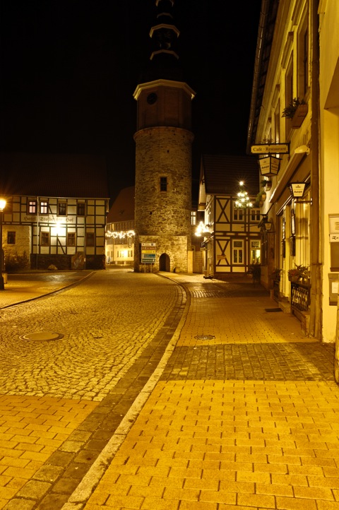 Bild: Unterwegs bei Nacht in der historischen Fachwerkstadt Stolberg im Harz. NIKON D700 mit Objektiv CARL ZEISS Distagon T* 2,8/25 ZF.