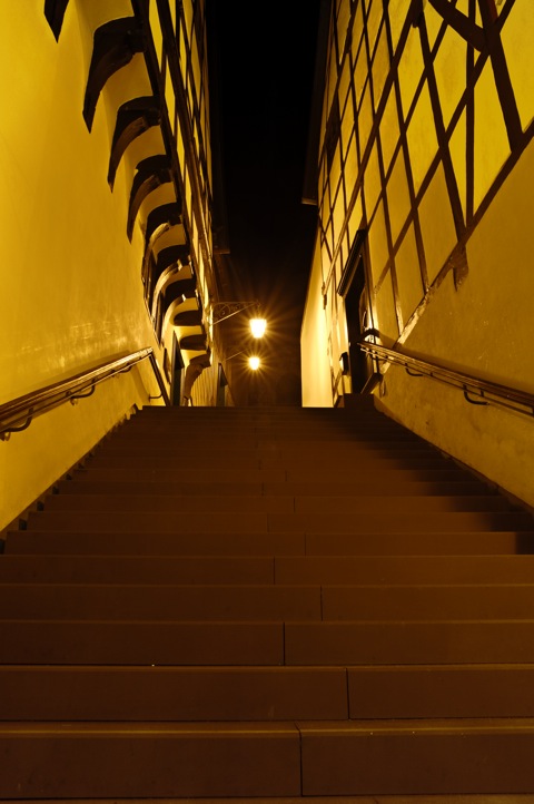 Bild: Unterwegs bei Nacht in der historischen Fachwerkstadt Stolberg im Harz. NIKON D700 mit Objektiv CARL ZEISS Distagon T* 2,8/25 ZF.