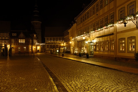 Bild: Unterwegs bei Nacht in der historischen Fachwerkstadt Stolberg im Harz. NIKON D700 mit Objektiv CARL ZEISS Distagon T* 2,8/25 ZF.