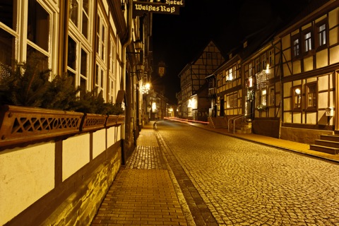 Bild: Unterwegs bei Nacht in der historischen Fachwerkstadt Stolberg im Harz. NIKON D700 mit Objektiv CARL ZEISS Distagon T* 2,8/25 ZF.