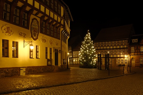 Bild: Unterwegs bei Nacht in der historischen Fachwerkstadt Stolberg im Harz. NIKON D700 mit Objektiv CARL ZEISS Distagon T* 2,8/25 ZF.