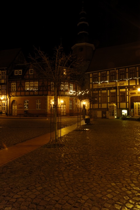 Bild: Unterwegs bei Nacht in der historischen Fachwerkstadt Stolberg im Harz. NIKON D700 mit Objektiv CARL ZEISS Distagon T* 2,8/25 ZF.