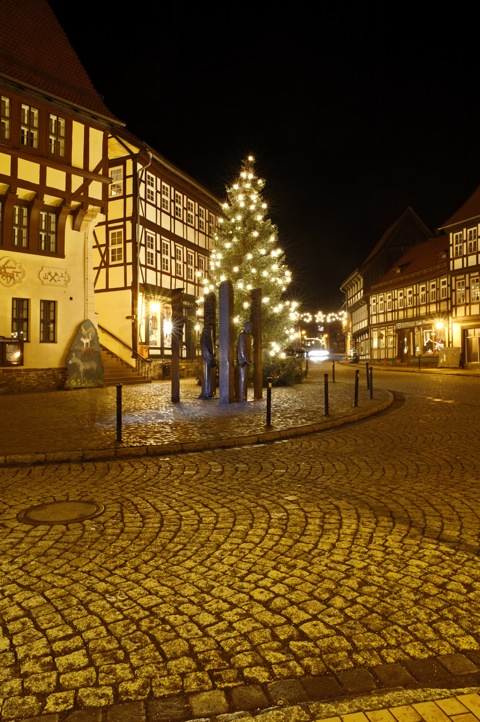 Bild: Unterwegs bei Nacht in der historischen Fachwerkstadt Stolberg im Harz. NIKON D700 mit Objektiv CARL ZEISS Distagon T* 2,8/25 ZF.