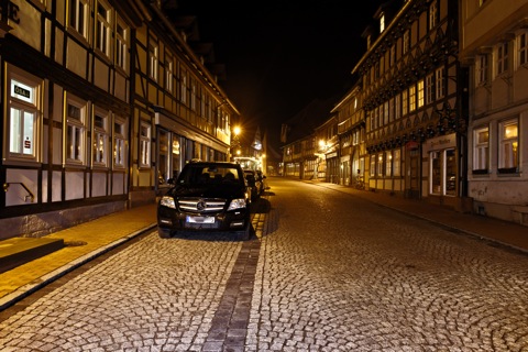 Bild: Unterwegs bei Nacht in der historischen Fachwerkstadt Stolberg im Harz. NIKON D700 mit Objektiv CARL ZEISS Distagon T* 2,8/25 ZF.