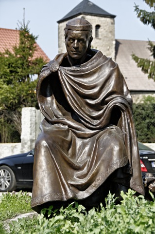 Bild: Bronzedenkmal des Grafen Hessi vor dem Kloster Wendhusen. Seine Tochter Gisla gründete im Jahre 825 dieses Kloster.