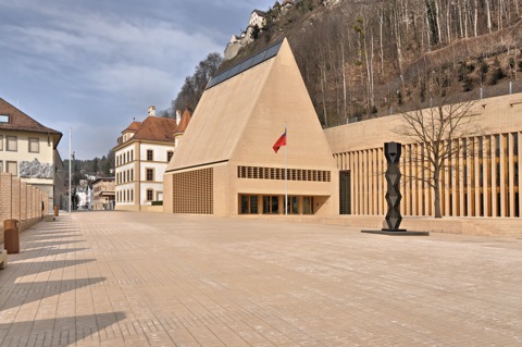 Bild: Landtagsgebäude in Vaduz. NIKON D90 mit AF-S DX NIKKOR 18-200 mm 1:3,5-5,6G ED VR Ⅱ ¦¦ ISO200 ¦ f/10 ¦ 1/400 s ¦ 18 mm.