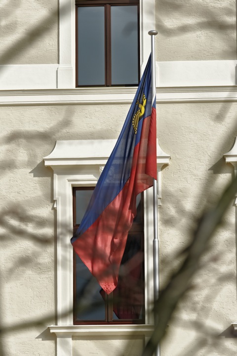 Bild: Flagge von Liechtenstein am Regierungsgebäude in Vaduz. NIKON D700 mit AF-S NIKKOR 28-300 mm 1:3,5-5,6G ED VR ¦¦ ISO200 ¦ f/5 ¦ 1/320 s ¦ 180 mm.