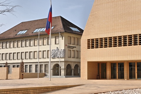 Bild: Landtagsgebäude in Vaduz. Links hinten ist das Gebäude der Liechtensteinischen Landesbank zu sehen. NIKON D90 mit AF-S DX NIKKOR 18-200 mm 1:3,5-5,6G ED VR Ⅱ ¦¦ ISO200 ¦ f/10 ¦ 1/400 s ¦ 46 mm.