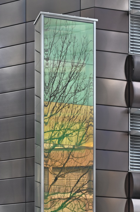 Bild: Fassade einer Bank in Vaduz. NIKON D90 mit AF-S DX NIKKOR 18-200 mm 1:3,5-5,6G ED VR Ⅱ ¦¦ ISO200 ¦ f/5 ¦ 1/640 s ¦ 200 mm.