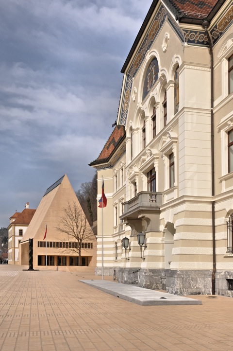 Bild: Landtagsgebäude (Hintergrund) und Regierungsgebäude (Vordergrund) des Fürstentums Liechtenstein in Vaduz. NIKON D90 mit AF-S DX NIKKOR 18-200 mm 1:3,5-5,6G ED VR Ⅱ ¦¦ ISO200 ¦ f/11 ¦ 1/500 s ¦ 20 mm.