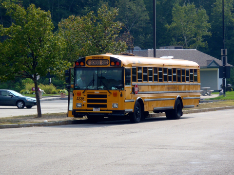 Bild: Schulbus in Boston - Massachusetts. Olympus µTough-6020. Das Bild zeigt das typische Verhalten einer Kompaktkamera - trotz der großen Brennweite ist ganze Bild durchgehend scharf.