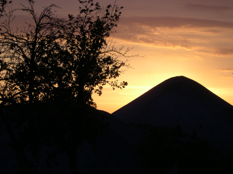 Bilder: Sonnenuntergang am Fortschrittschacht bei Eisleben. NIKON E4300.