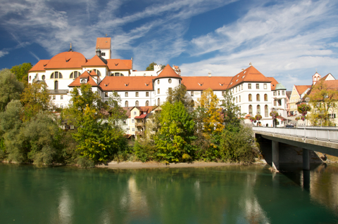 Bild: Das Kloster über dem Lech in Füssen. Bild: Das Kloster über dem Lech in Füssen. Nikon D90 mit Objektiv AF-S DX VR Zoom-Nikkor 18-200mm f/3.5-5.6G IF-ED mit Polfilter.