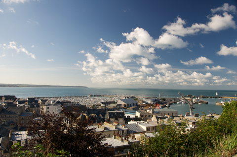Bild: Der Hafen von Granville in der Normandie - Frankreich. Bild: Der Hafen von Granville in der Normandie - Frankreich. Nikon D90 mit Objektiv AF-S DX VR Zoom-Nikkor 18-200mm f/3.5-5.6G IF-ED mit Polfilter.