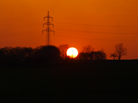 Bild: Sonnenuntergang im Frühjahr über dem Pfaffenholz bei Greifenhagen im Landkreis Mansfeld-Südharz. Olympus E-520 mit Objektiv Olympus Zuiko Digital 14-42 mm F3.5-5.6.