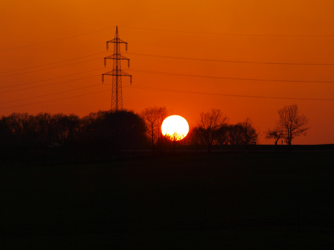 Bild: Sonnenuntergang im Frühjahr über dem Pfaffenholz bei Greifenhagen im Landkreis Mansfeld-Südharz. Bild: Sonnenuntergang im Frühjahr über dem Pfaffenholz bei Greifenhagen im Landkreis Mansfeld-Südharz. Olympus E-520 mit Objektiv Olympus Zuiko Digital 14-42 mm F3.5-5.6.