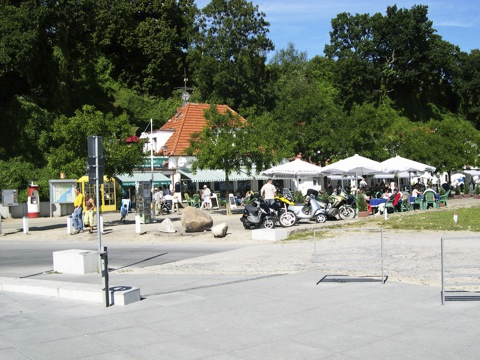 Bild: Insel Rügen - Restaurantmeile im Hafen von Sassnitz. NIKON E4300. Brennweite 8 mm - Blendenöffnung f 7.6 - Verschlusszeit 1/182 s - ISO 100. Bild © 2005 by Birk Karsten Ecke.
