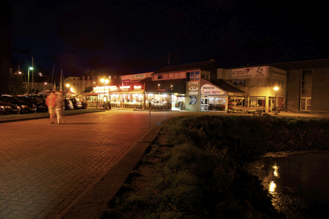 Bild: Im Hafen von Granville bei Nacht. Nikon D90 mit Objektiv AF-S DX VR Zoom-Nikkor 18-200mm f/3.5-5.6G IF-ED. Brennweite 18 mm - Blendenöffnung f 3.5 - Verschlusszeit 0.4 s - ISO 800. Bild © 2010 by Birk Karsten Ecke.