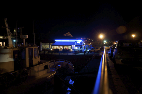 Bild: Im Hafen von Granville bei Nacht. Nikon D90 mit Objektiv AF-S DX VR Zoom-Nikkor 18-200mm f/3.5-5.6G IF-ED. Brennweite 18 mm - Blendenöffnung f 3.5 - Verschlusszeit 1/4 s - ISO 800. Bild © 2010 by Birk Karsten Ecke.