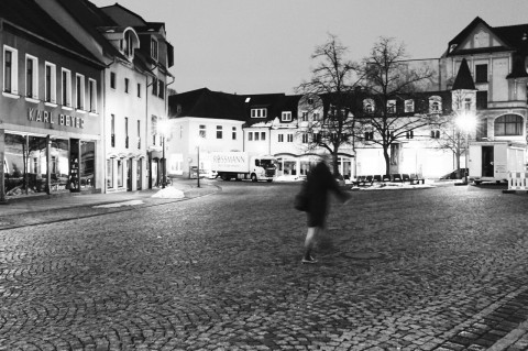 Noch hat keines der Geschäfte auf dem Markt von Hettstedt geöffnet. NIKON D700 mit CARL ZEISS Distagon T* 1.4/35 ZF.2. Klicken Sie auf das Bild, um es zu vergrößern.