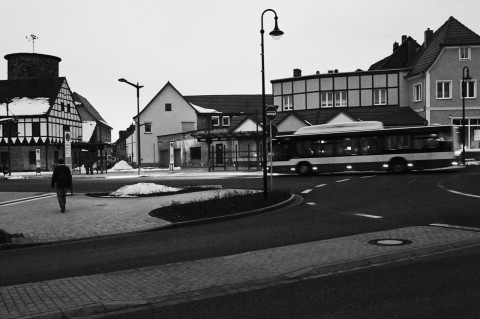 Auf dem Busbahnhof von Hettstedt laufen am frühen Morgen die ersten Busse ein. NIKON D700 mit CARL ZEISS Distagon T* 1.4/35 ZF.2. Klicken Sie auf das Bild, um es zu vergrößern.