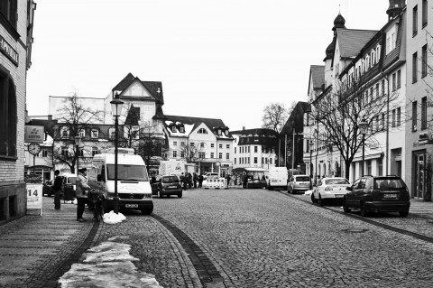 Bild: Früher war der ganze Markt von Hettstedt voll mit Verkaufsständen. Davon ist nur ein trauriger Rest einer handvoll Verkaufswagen geblieben. NIKON D700 mit CARL ZEISS Distagon T* 1.4/35 ZF.2. Klicken Sie auf das Bild, um es zu vergrößern.