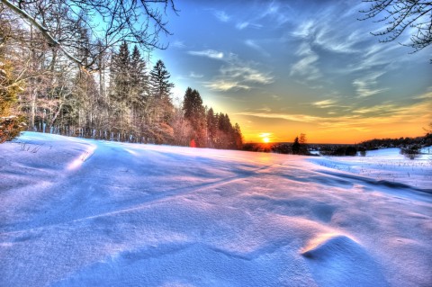 Bild: Sonnenuntergang am Ostermontag 2013 über Güntersberge im Harz als HDR Render aus 7 Einzelfotos.