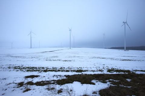 Bild: Windräder unter Regenwolken bei Siersleben am frühen Morgen des 05.04.2013. Klicken Sie auf das Bild um es zu vergrößern.