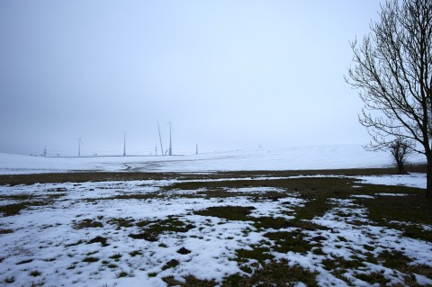 Bild: Noch eine Baustelle - Windräder unter Regenwolken bei Eisleben am frühen Morgen des 05.04.2013. Klicken Sie auf das Bild um es zu vergrößern.