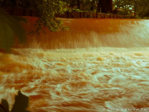 Bild: Das Wehr der Wipper in Großörner nach einem Abendgwitter am31.05.2013. OLYMPUS µTough-6020.