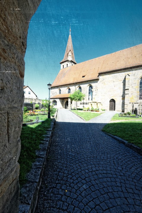 Bild: An der mittelalterlichen Wehrkirche von Effeltrich in Oberfranken.