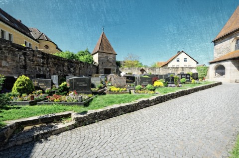 Bild: An der mittelalterlichen Wehrkirche von Effeltrich in Oberfranken.