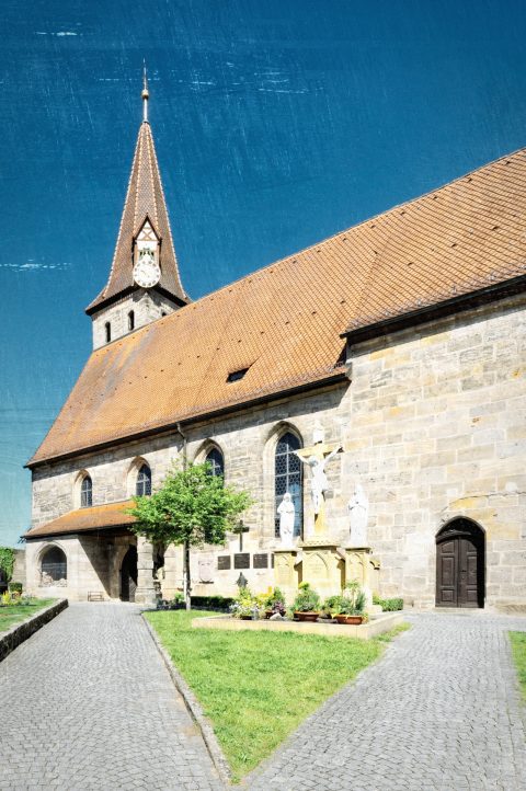 Bild: Wahrzeichen von Effeltrich ist die mittelalterliche Wehrkirche.