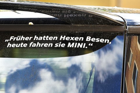 Bild: Früher hatten Hexen Besen, heute fahren sie MINI. Schnappschuss im Nürnberger Stadtteil Gostenhof mit NIKON D700 und AF-S NIKKOR 24-120 mm 1:4G ED VR.