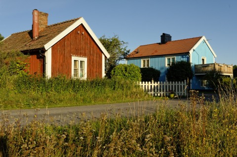 Bild: In Småland findet man auch die typischen rot oder blau angestrichenen Holzhäuser, so wie hier bei Hagby südlich von Kalmar. NIKON D700 und AF-S NIKKOR 24-120 mm 1:4G ED VR.