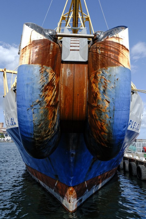 Bild: Unterwegs im Hafen von Kalmar in der historischen Provinz Småland. Dieses Schiff, das Seekabel verlegt, hat Patina angesetzt. NIKON D700 und AF-S NIKKOR 24-120 mm 1:4G ED VR.