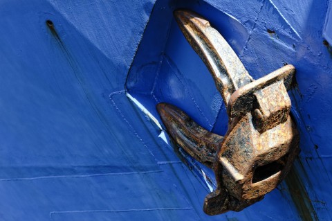 Bild: Unterwegs im Hafen von Kalmar in der historischen Provinz Småland. Dieses Schiff, das Seekabel verlegt, hat Patina angesetzt. NIKON D700 und AF-S NIKKOR 24-120 mm 1:4G ED VR.