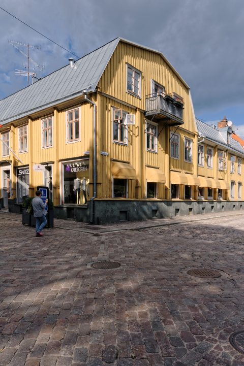 Bild: Eines der zahlreichen Holzhäuser in der Altstadt von Kalmar. NIKON D700 mit NIKKOR 24-120 mm 1:4G ED VR.
