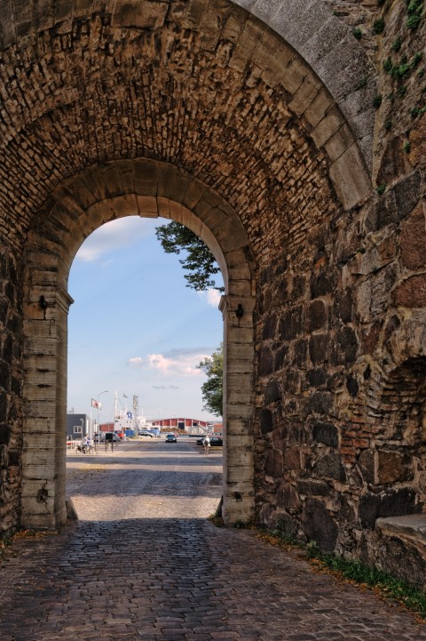 Bild: Blick durch eines der zahlreichen Stadttore in der Altstadt von Kalmar in Richtung Hafen. NIKON D700 mit NIKKOR 24-120 mm 1:4G ED VR.