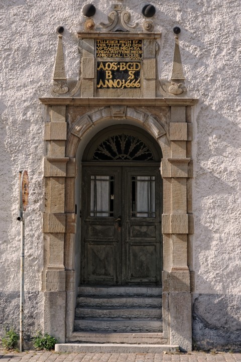 Bild: Detailansicht des Eingangsportales am historischen Wohnhaus in der Altstadt von Kalmar. NIKON D700 mit NIKKOR 24-120 mm 1:4G ED VR.