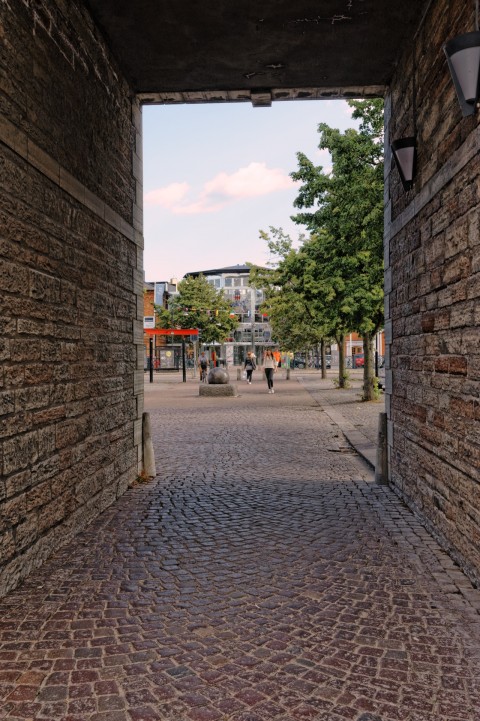 Bild: Blick durch eines der zahlreichen Stadttore in der Altstadt von Kalmar in Richtung Hafen. NIKON D700 mit NIKKOR 24-120 mm 1:4G ED VR.