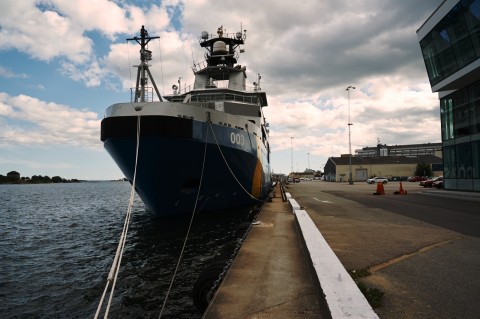 Bild: Schiff der Küstenwache im Hafen von Karlskrona. NIKON D700 mit AF-S NIKKOR 24-120 mm 1:4G ED VR.