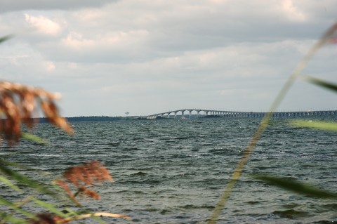 Bild: Unterwegs im Hafen von Mörbylånga auf der Insel Öland. Auf dem Bild ist die Kalmarsundbrücke zu sehen, die Småland mit der Insel Öland verbindet. NIKON D700 und AF-S NIKKOR 24-120 mm 1:4G ED VR.
